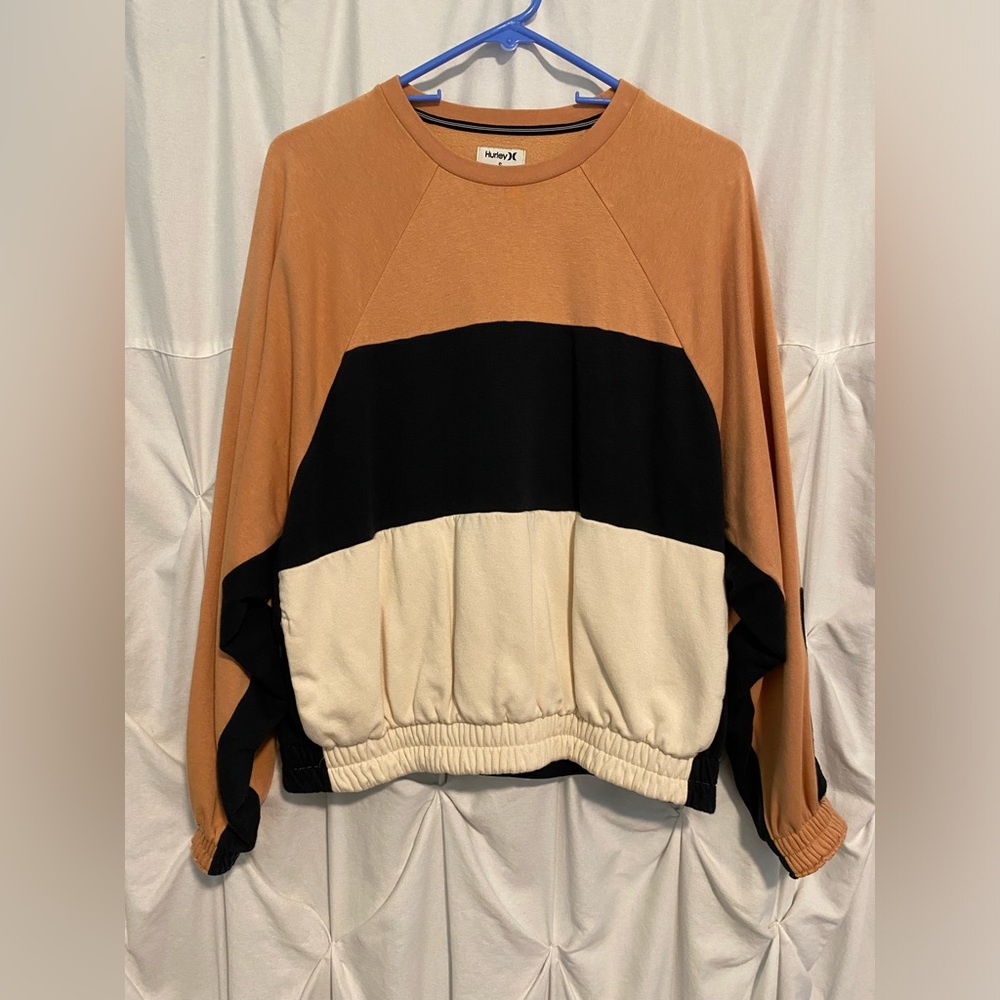 Hurley women’s baggy sweater perfect for fall or winter. Casual comfy chic.